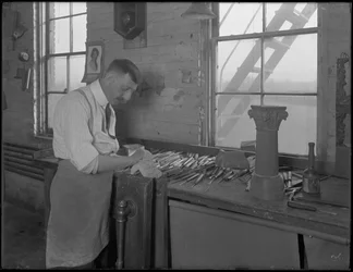 Schnitzer, der an Sargornamenten arbeitet, Oneida, New York, 3. April 1916