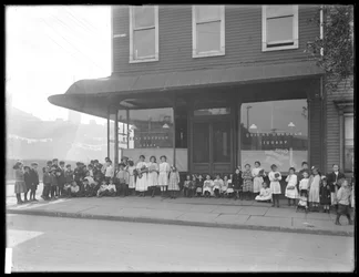 Kinder posieren vor einer nicht identifizierten Filiale der Queens Borough Public Library, New York, ca. 1910