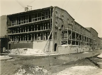 Baustelle, zwei Männer stehen in der offenen Seite eines Lagergebäudes; Robbins und Ripley Ingenieure und Auftragnehmer, 23. März 1916