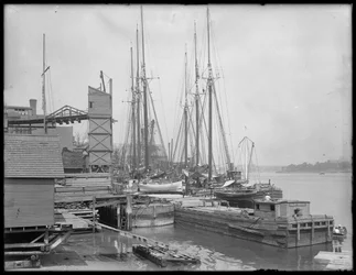Docks und Boote an einem unbekannten Ufer, möglicherweise Harlem River, Inwood, New York, ca. 1910