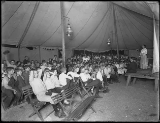 Evangelistische Gesellschaft Kindermeeting, East 67th Street und Avenue A, New York City, 24. Juli 1914