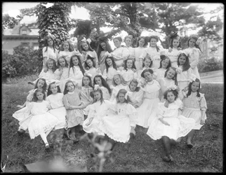 Gruppenporträt von unbekannten kleinen Mädchen, wahrscheinlich das römisch-katholische Waisenhaus, Kingsbridge, Bronx, ca. 1910