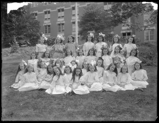Gruppenporträt von nicht identifizierten kleinen Mädchen, wahrscheinlich das römisch-katholische Waisenhaus, Kingsbridge, Bronx, ca. 1910