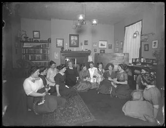 Harriet E. Hassler mit einer Gruppe junger Frauen, 206 W. 13th Street, New York