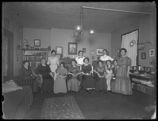 Harriet E. Hassler mit einer Gruppe junger Frauen, 206 W. 13th Street, ca. 1912