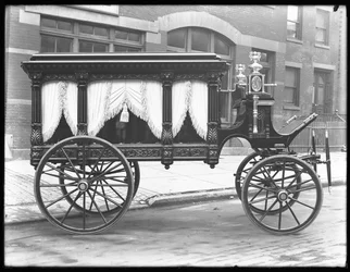 Pferdewagen von F.S. York, geparkt in der W. 145th Street (oder E. 145th Street), New York City, 1. Dezember 1914
