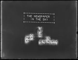Beleuchtetes Schild für Werbung und Flutlichtschild für Selznick Enterprises, New York City, Januar 1917