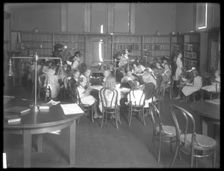 Innenansicht einer nicht identifizierten Filiale der Queens Borough Public Library, ca. 1910