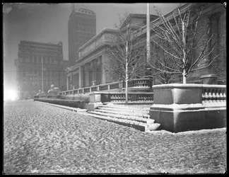 Nachtansicht der Fassade der Hauptfiliale der New York Public Library im Schnee, 42nd Street und Fifth Avenue, New York City, 6. März 1915