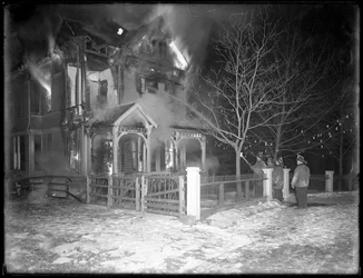 Prescott Cottage Brand bei Nacht, Inwood Hill, 1914