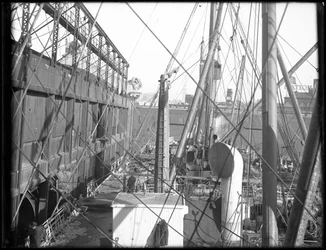 R.M.S. Carpathia beim Beladen am Pier 54 N.R., 1912