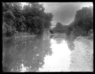 Fluss mit Brücke, möglicherweise in Meadsville, Pennsylvania, ca. 1913