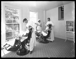 Zwei Patienten werden untersucht, Zahnarztzimmer, Seton Hospital, Spuyten Duyvil, Bronx, 30. Oktober 1914