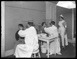 Zwei Patienten werden untersucht, Untersuchungsraum Nr. 1, Seton Hospital, Spuyten Duyvil, Bronx (30. Oktober 1914)