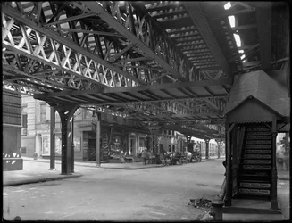 Unter den Hochbahngleisen an der Ecke Greenwich Street und Rector Street, New York City, 1. August 1914