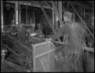 Arbeiter, der Holz in eine Hobelmaschine einführt, Oneida, New York, 3. April 1916