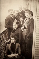 Die Familie Claudel, Jessie Lipscomb, Ferdinand de Massary und sein Vater auf dem Balkon der Wohnung am Boulevard de Port-Royal 31. (Im Vordergrund: Louise (geb. 1866), hinter ihr Madame Claudel (geb. Louise Athanaise Brains im Jahr 1840) und Camille