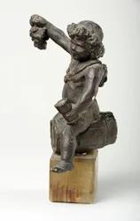Putto auf einem Weinfass (bemalter Gips)