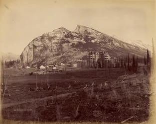 Twin Peaks und C.P.R. Hotel, Banff