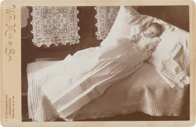 Post-Mortem Baby auf Bett, 1880er-1890er