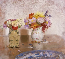 Zwei Vasen mit Blumen und ein blauer Teller