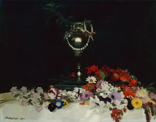 Urne und Blumen auf einem Tisch