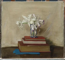 Weiße Orchideen auf Büchern