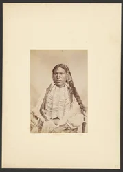 Kiowa-Krieger in Kriegskleidung [wahrscheinlich Koi-khan-hole]