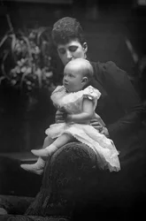Prinzessin Louise 1867-1931 mit ihrer Tochter Prinzessin Alexandra 1891-1959, 1893