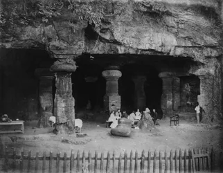 Indien: Picknick am Eingang der Elephanta-Höhlen bei Bombay, 1870er Jahre