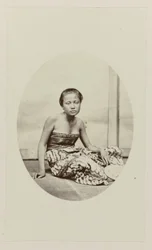Sitzendes Mädchen