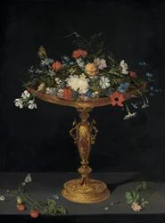 Blumen in einer Tazza auf einem Sims