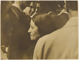 [Frau in einer Menschenmenge]