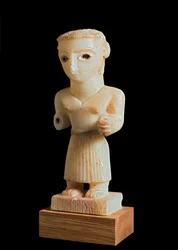 Statuette eines Mannes, beschriftet mit dem Madrarum-Clan, aus Nugub, nahe Beihan, Südjemen, 1.-2. Jahrhundert n. Chr. (Alabaster)