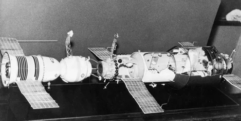 Ein Modell von Sojus 11 angedockt an die Raumstation Saljut 1