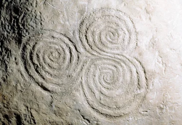 Detail der kurvilinearen Felsgravuren im Newgrange Passage Tomb aus der Steinzeit