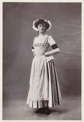 Edwardianisches Porträt, Frau im Kleid des 18. Jahrhunderts