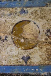 Fresko-Fragment, Salus-Augusta-Tempel-Kryptoportikus, antike römische Stadt Urbs Salvia, Urbisaglia, Marken, Italien (Foto)