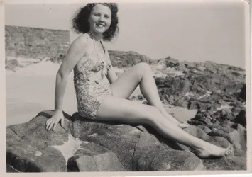 Feriengast im "gerafften" Badeanzug, späte 1940er Jahre