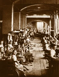 Männer arbeiten in einer Seilfabrik in Turin