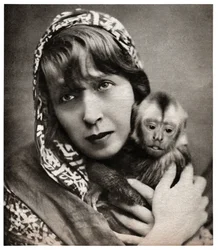 Mistinguett mit einem kleinen Affen