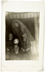 Paranormales Phänomen: Porträt von drei alten Personen, der Geist einer Frau, die hinter ihnen erscheint, ca. 1920 (Fotografie von William Hope)