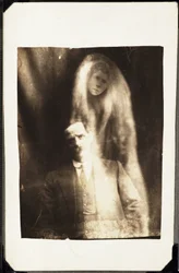 Paranormales Phänomen: Porträt eines Mannes und des Geistes seiner Frau, die hinter ihm erscheint, ca. 1920 (Fotografie von William Hope)