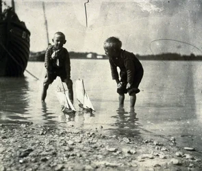 Strandszene, Porträt von zwei Jungen, um 1900-1905
