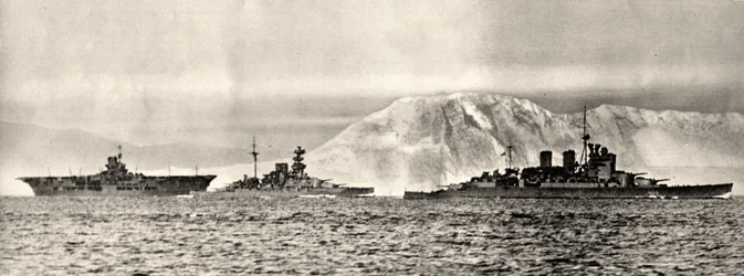 Schiffe HMS Ark Royal, HMS Malaya und HMS Renown verlassen ihre Basis in Gibraltar, ca. 1940