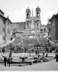 Blick auf die Piazza di Spagna: Im Vordergrund befindet sich der Fontana della Barcaccia, dahinter die Treppe, ein Obelisk und die Kirche Trinità dei Monti
