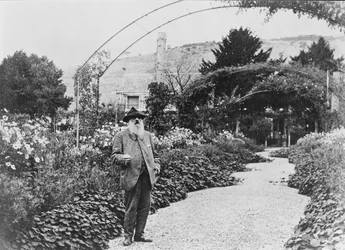 Claude Monet in seinem Garten in Giverny, 1925