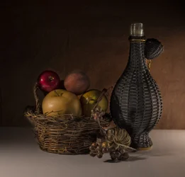 Rustikale Früchte und Flasche