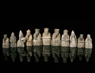 Lewis-Schachfiguren (Walross-Elfenbein)